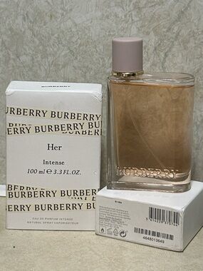 Burberry Her Intense White & Cream Box